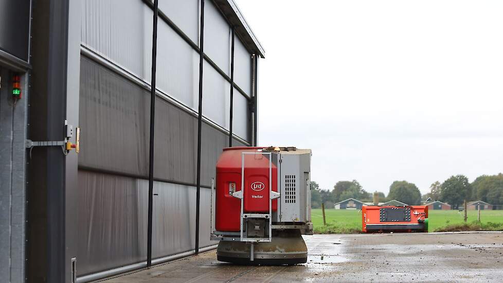 Lely Vector die over het erf heen rijdt op een boerderij