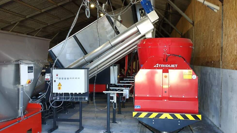 Installatie van een automatisch voersysteem tijdens de praktijkdag in Landhorst.