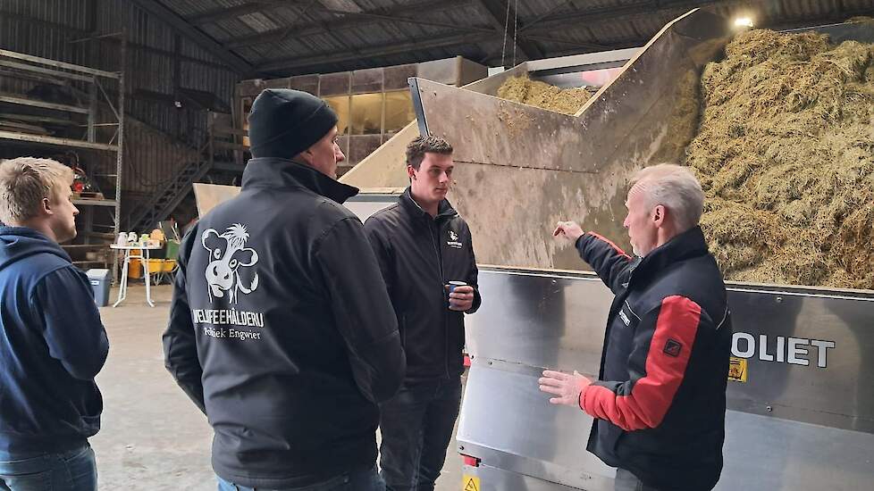 Bezoekers krijgen toelichting over automatisch voeren bij Trioliet tijdens de praktijkdag in Lytsewierrum