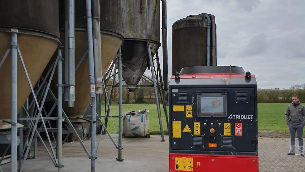 Trioliet Triomatic voerrobot op het erf tijdens praktijkdag automatisch voeren in Ommen.