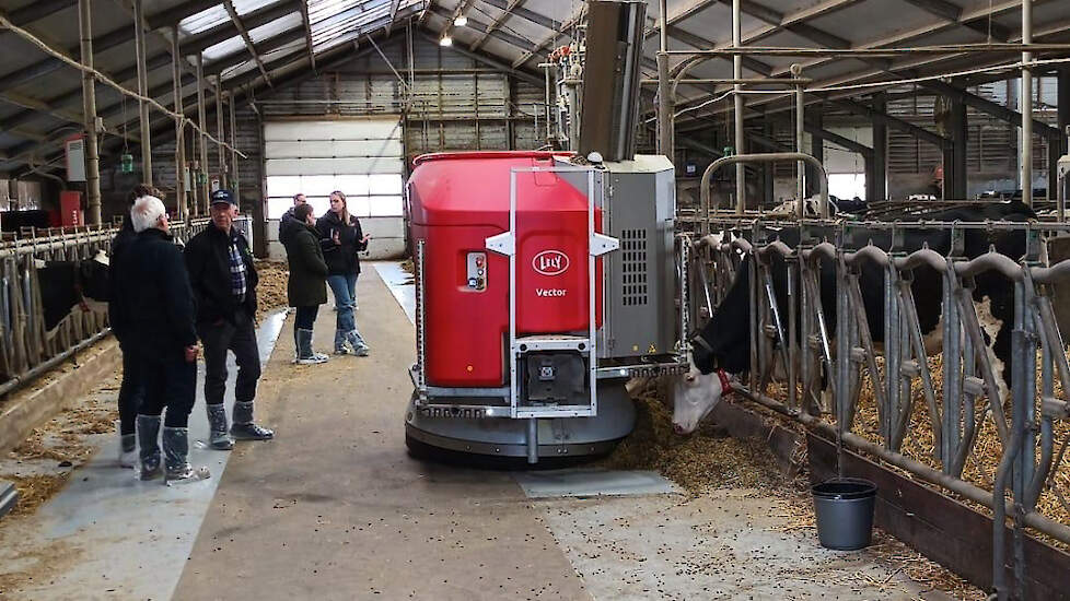 Lely Vector voerrobot aan het werk in de stal tijdens praktijkdag automatisch voeren in Schipluiden.