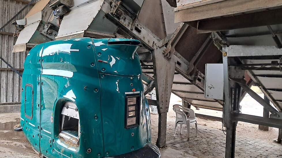 GEA DairyFeed F4500 voerrobot onder de voerkeuken tijdens praktijkdag automatisch voeren in Nieuwlande.