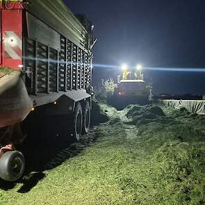 Opraapwagen Daan Spiering in het donker bij de kuil