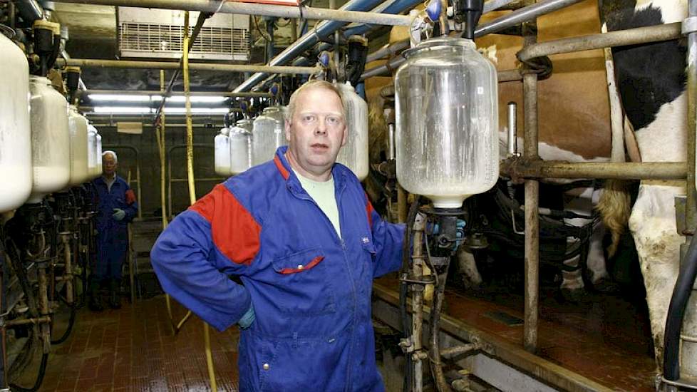 Bertie Houwers melkt ’s ochtends zelf in zijn 2 x 6 stands visgraat melkstal, ’s avonds is er een melker. Op de achtergrond zijn vader Jan Houwers.