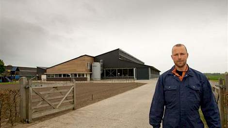 Melkveehouder Jos Seuntiëns bouwde in het Brabantse Knegsel een nieuwe stal voor 250 koeien. Het opvallende ontwerp is gebaseerd op de Italiaanse stal. De gemeente vereiste een uitbouw aan de voorgevel. Jos’vrouw Annemiek bedacht vervolgens de moderne uit