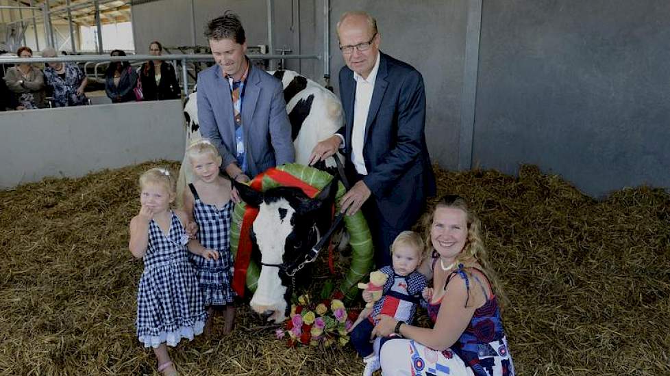 Staatssecretaris Joop Atsma huldigt Roosje 45, de eerste honderdtonner op veehouderijbedrijf Broekmans.