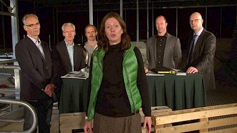 V.l.n.r. Kees de Groot, melkveehouder in Everdingen (U); Jelle Zijlstra, Wageningen UR Livestock Research, projectleider Groeien in Rendement; Douwe Jansma, melkveehouder in Dronrijp (Fr), Geesje Rotgers, Agrimedia; Andries Jan de Boer, agrarisch bedrijfs