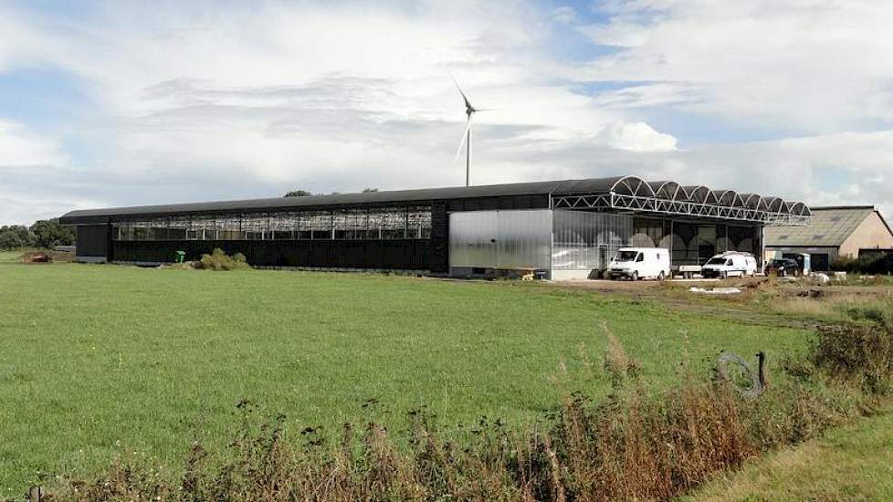 Ook aan de landschappelijke inpassing is gedacht. Door het open karakter van de stal en de overstekken aan de voor- en achterzijde lijkt de stal een ‘zwevend’ dak boven het weiland.