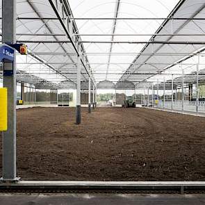 Basis voor de BovenBouw is de serrestal van ID Agro. Dit systeem is zo aangepast dat naast de gevels ook het dak volledig open en dicht geschoven kan worden zodat een maximale ventilatie ontstaat.