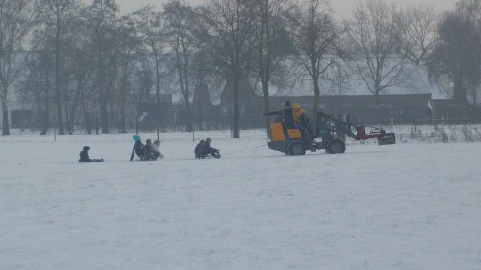 Behalve sneeuwschuiven kun je met zo'n minishovel ook lekker sleetjes voorttrekken. Deze foto is gemaakt op het kinderfeestje van Renske Rovers die 5 jaar werd.