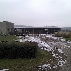 De werktuigloods met de machines om het ruim voor handen zijnde stro in de stal te verwerken.