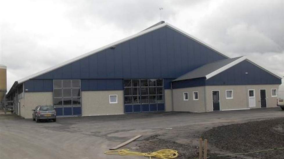 Sinds deze zomer melkt Reijm 70 koeien in Dronten. Het akkerbouwbedrijf dat op deze locatie stond werd gesloopt en volledig nieuw opgebouwd. Binnen een paar jaar wil hij groeien naar 140 stuks.