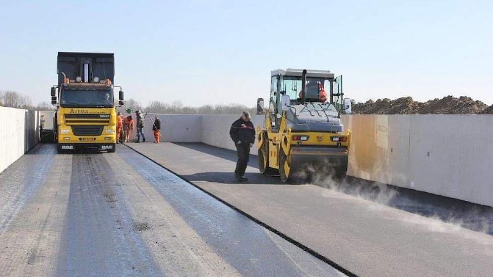 Hoewel het bedrijf in augustus in gebruik is genomen, wordt nog hard gewerkt om de laatste hand eraan te leggen. Zo werden woensdag de kuilplaten nog geasfalteerd.
