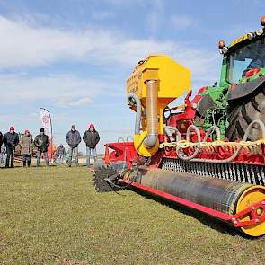 Op woensdag 27 maart demonstreerde zaaizaadbedrijf Limagrain de nieuwe Vredo zaaimachine in het Friese Tijnje. Deze machine kan pleksgewijs meer of minder zaaien.