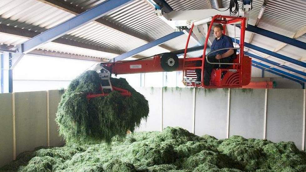 De hooidroogbak meet 10 x 10 x 3 meter. Hiermee is 50 kuub voorgedroogd gras in twee à drie dagen te drogen. Snuverink: „Dan doe je per dag een laag van pakweg 2 meter."