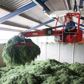 De hooidroogbak meet 10 x 10 x 3 meter. Hiermee is 50 kuub voorgedroogd gras in twee à drie dagen te drogen. Snuverink: „Dan doe je per dag een laag van pakweg 2 meter."