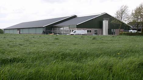 Vooraan de nieuwe stal is duidelijk het melkgebouw te zien, daarachter de 0-6-0 stal voor 340 koeien. Rechts het dak van de 'oude' stal.
