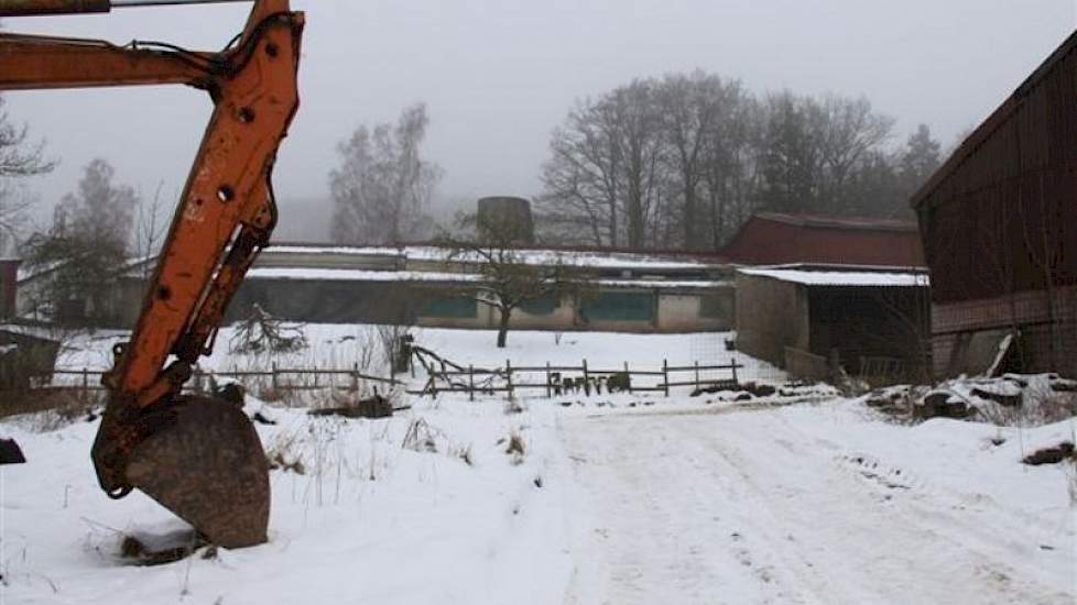 Een blik op deze oude stal uit de jaren '60 op Remco's erf. Rechts nog wat losse schuren. Links een 'verdwaalde' kraan, een   overblijfsel uit een waarschijnlijk ver verleden.