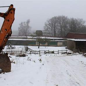 Een blik op deze oude stal uit de jaren '60 op Remco's erf. Rechts nog wat losse schuren. Links een 'verdwaalde' kraan, een   overblijfsel uit een waarschijnlijk ver verleden.