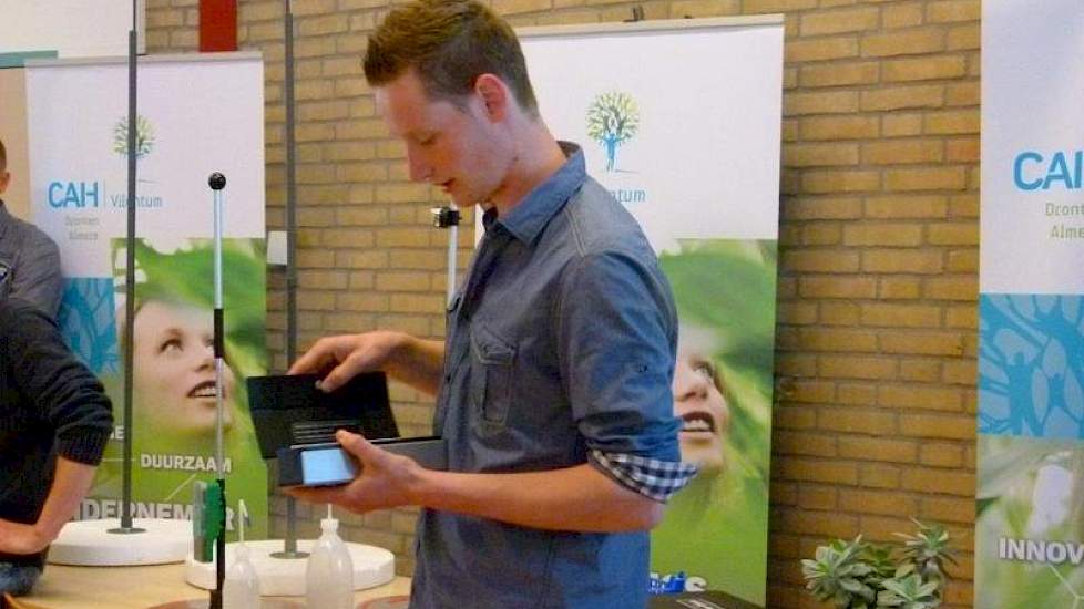 Met de nitraatmeter wordt gecontroleerd of het nitraatgehalte niet te hoog is op de deels zwaar bemeste jongveeperceeltjes bij het CAH hoofdgebouw.