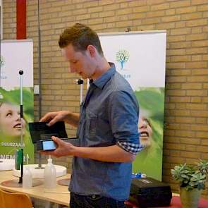 Met de nitraatmeter wordt gecontroleerd of het nitraatgehalte niet te hoog is op de deels zwaar bemeste jongveeperceeltjes bij het CAH hoofdgebouw.