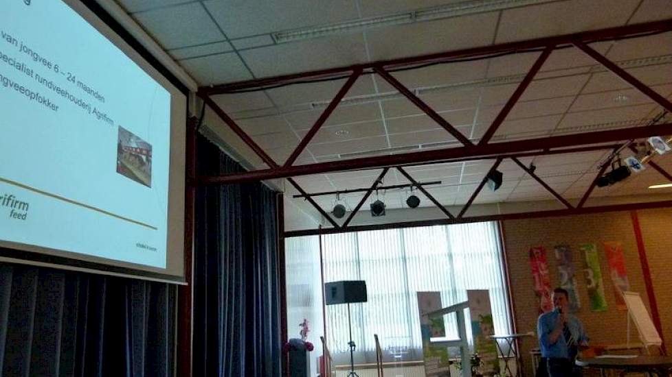 Jan de Groot uit Zalk (Ov.) is Agrifirm rundveespecialist en brengt daarnaast 75 stuks jongvee groot op 20 hectare grond. Zijn motto: ‘Denk aan de watervoorziening bij jongvee. Bij melkvee merk je snel genoeg aan de melkgift als het aan wateropname ontbre