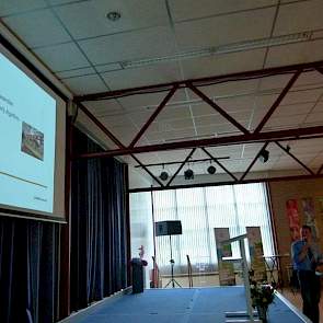 Jan de Groot uit Zalk (Ov.) is Agrifirm rundveespecialist en brengt daarnaast 75 stuks jongvee groot op 20 hectare grond. Zijn motto: ‘Denk aan de watervoorziening bij jongvee. Bij melkvee merk je snel genoeg aan de melkgift als het aan wateropname ontbre