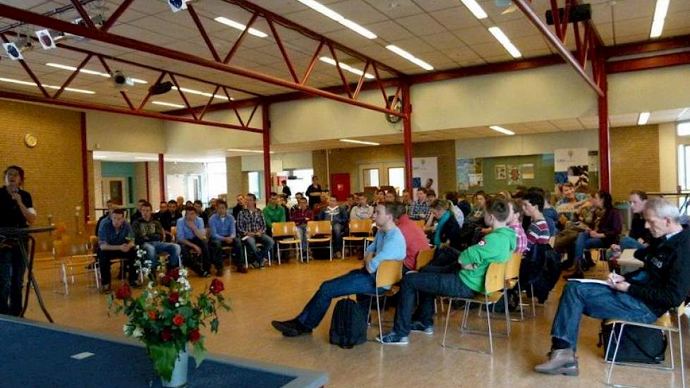 Zeker vijftig studenten (vrijwillig gekomen) , een paar praktiserende jongvee opfokkers en enkele vertegenwoordigers uit het bedrijfsleven luisteren ’s middags naar presentaties van een drietal deskundigen op het gebied van jongveeopfok.