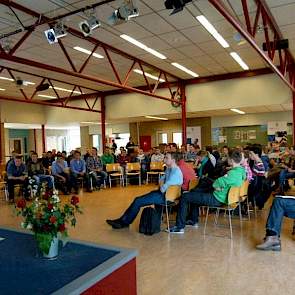 Zeker vijftig studenten (vrijwillig gekomen) , een paar praktiserende jongvee opfokkers en enkele vertegenwoordigers uit het bedrijfsleven luisteren ’s middags naar presentaties van een drietal deskundigen op het gebied van jongveeopfok.