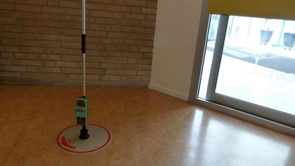Het grasaanbod kun je tegenwoordig niet alleen meten met een klassieke grashoogtemeter van een paar tientjes maar ook met een  Nieuwzeelands elektronische exemplaar, die alle metingen automatisch opslaat en een eindresultaat weergeeft. Het apparaat kost c