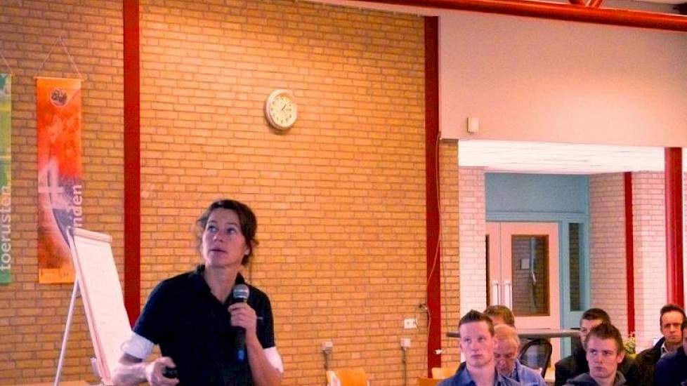 Dierenarts Annette Bogstra van de Dierenartspraktijk Flevoland: ‘Je moet leren omgaan met wormenbesmetting als je jongvee weidt. Vindt de balans tussen minimaal medicijnengebruik en weerstandsopbouw.’ Longwormaandoeningen bij melkvee  zijn een niet te ond