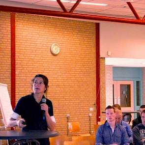 Dierenarts Annette Bogstra van de Dierenartspraktijk Flevoland: ‘Je moet leren omgaan met wormenbesmetting als je jongvee weidt. Vindt de balans tussen minimaal medicijnengebruik en weerstandsopbouw.’ Longwormaandoeningen bij melkvee  zijn een niet te ond