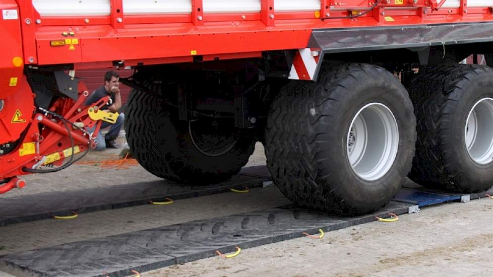 Het weegsysteem bestaat uit rubber, vervolgens een weegcel en dan weer rubber. Dit rubber zorgt ervoor dat de combinatie recht staat als het over de weegcel rijdt.