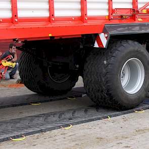 Het weegsysteem bestaat uit rubber, vervolgens een weegcel en dan weer rubber. Dit rubber zorgt ervoor dat de combinatie recht staat als het over de weegcel rijdt.