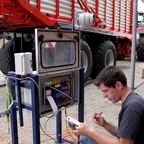 Uitzendkracht Arco Amperse noteert nauwkeurig bij iedere wagen het gewicht en het perceel. Daarnaast wordt van iedere wagen de ds bepaald door een handje gras in een stoof te leggen.