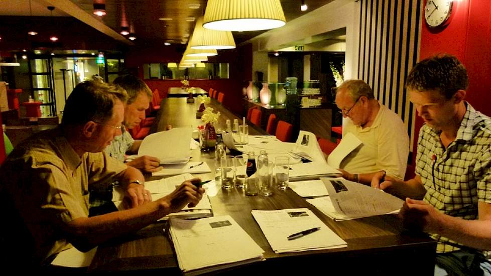 De juryleden van de Koeverkiezing met van links naar rechts: Gerrit Bossink, Peter Aalberts, Kees van Velzen en Jurjen Groenveld.