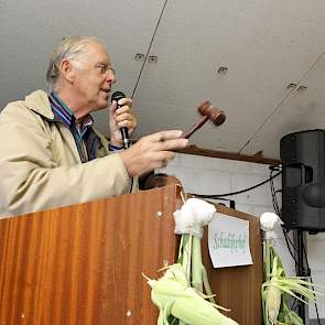 Veilingmeester Jan Aantjes in actie.