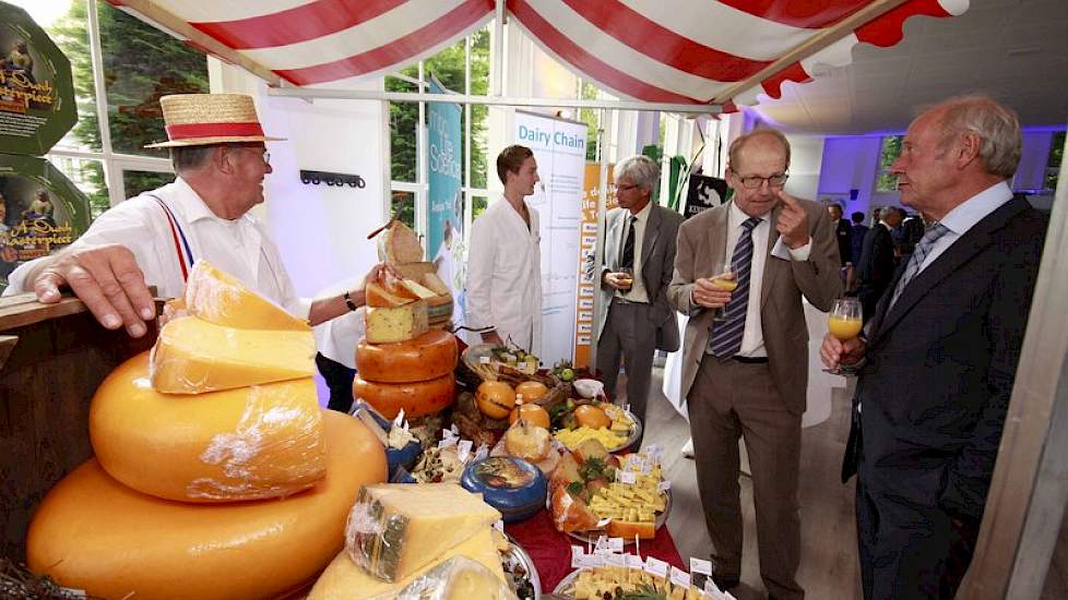 De Productschap-voorzitters Joop Atsma van het Productschap Vee en Vlees en Kees Wantenaar van het Productschap Zuivel zijn uiteraard van de partij.