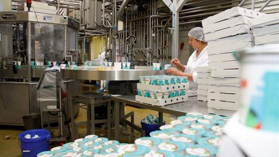 Naast het eigen zuivelmerk Den Eelder worden ook producten voor derden verwerkt, zoals deze Turkse yoghurtdrank Ayran.
