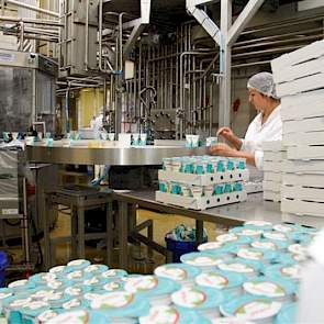Naast het eigen zuivelmerk Den Eelder worden ook producten voor derden verwerkt, zoals deze Turkse yoghurtdrank Ayran.