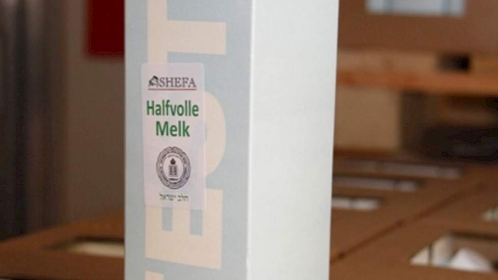 Ook koosjere melk zit in het assortiment. Een rabbijn inspecteert speciaal hiervoor elk weekend het bedrijf. De productie vindt op zondagavond en nacht plaats, wanneer de productielijn nog helemaal schoon is. Ook de melkrobot en tanks worden vooraf gerein
