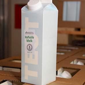 Ook koosjere melk zit in het assortiment. Een rabbijn inspecteert speciaal hiervoor elk weekend het bedrijf. De productie vindt op zondagavond en nacht plaats, wanneer de productielijn nog helemaal schoon is. Ook de melkrobot en tanks worden vooraf gerein