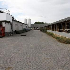 Rechts de 160 meter lange melkveestal, halverwege onderbroken door een uitbouw met tanklokalen en melkput. Links op de foto is de achterkant van de zuivelhal te zien.