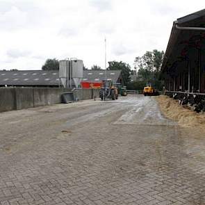 Een deel van dit vierkant is hier te zien. Achteraan de jongveestal voor het oudere jongvee, rechts de open fronstal voor droge koeien.