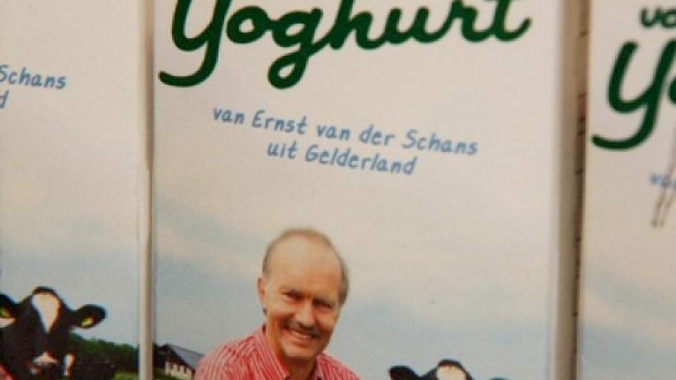 Ernst van der Schans prijkt zelf op de verpakkingen van Gijs, een brede streekproductenlijn waarbij de veehouder werd gevraagd om de zuivel in te vullen.