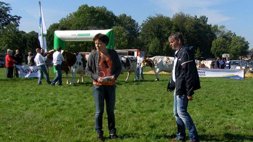 De roodbont juryleden Marianne Ruesink en Hans Puttenstein in druk overleg.