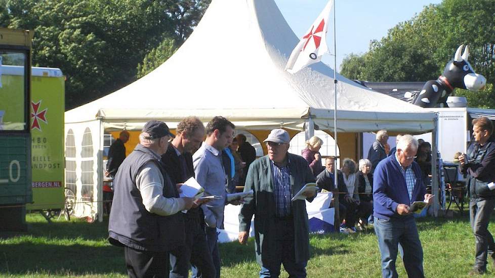 Wiecher Vliek (midden) uit Ermelo (Gld.)debuteerde zeer verdienstelijk als keurmeester zwartbont. Links naast hem collega Erik Nijenhuis uit Hellendoorn (Ov.).