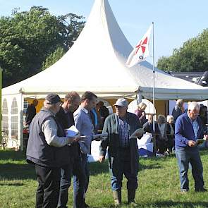 Wiecher Vliek (midden) uit Ermelo (Gld.)debuteerde zeer verdienstelijk als keurmeester zwartbont. Links naast hem collega Erik Nijenhuis uit Hellendoorn (Ov.).