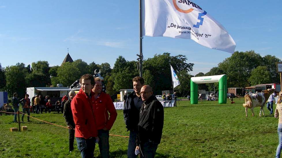 Fertiplus eigenaar Max van de Kerkhof in gesprek met diverse 'concullega's' onder de vlag van K.I. Samen.