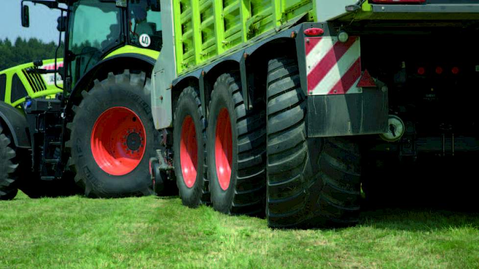 Claas laat een kieper/aanhanger besturingssysteem zien waarbij het optimum is gevonden tussen wendbaarheid en stabiliteit. Ook krijgt de bestuurder een waarschuwingssignaal als de hoek tussen de trekker en de wagen in combinatie met de snelheid te groot i